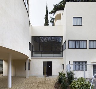 Villa Roche exemplifies Le Corbusier’s modern approach to housing. Designed as a residence for Swiss banker Raoul La Roche, the Villa also served as an exhibition space for Mr. Roche’s avant-garde collection of art—which beautifully integrating its purpose as both a residence and gallery space. Maison La Roche was designed in collaboration with Le Corbusier's cousin Pierre Jeanneret and is connected to Maison Jenneret. Both were named UNESCO Heritage Sites.