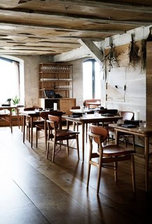 Upon entering the restaurant, guests are met with a warm oak floor, which contrasts with the rough texture of the original stone walls. 