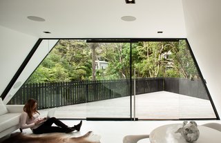 Inside, the complex interplay of angles creates an energized feeling of space that belies the modest floorplan. This is enhanced by the full-height glazing on the north face, which draws in the deck and the wetland bush beyond.