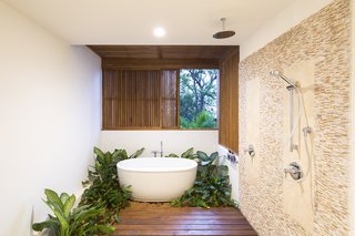 The minimalist bathroom captures the atmosphere of the entire property.