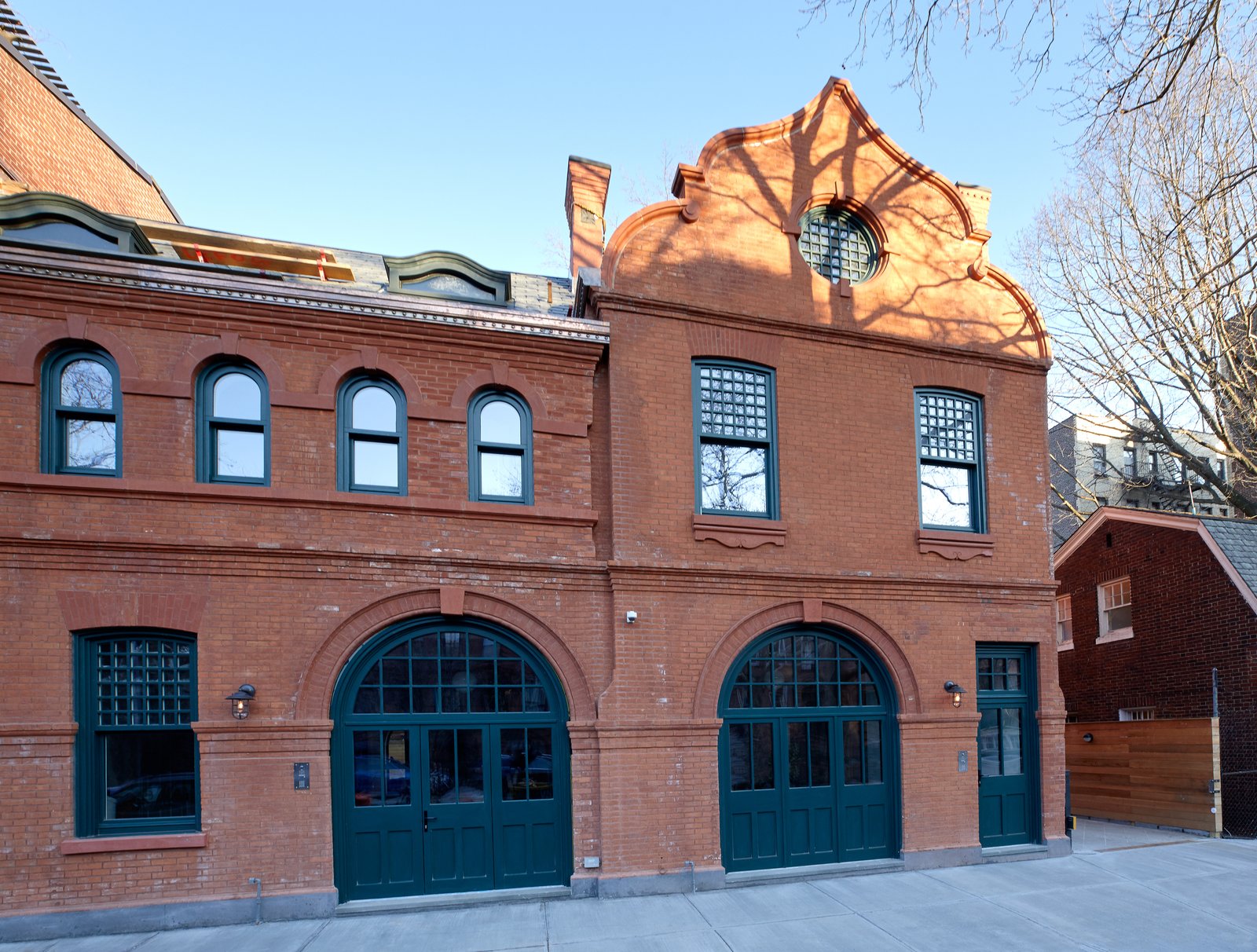 Photo 6 of 14 in Two Renovated Carriage Houses in Brooklyn Hit the