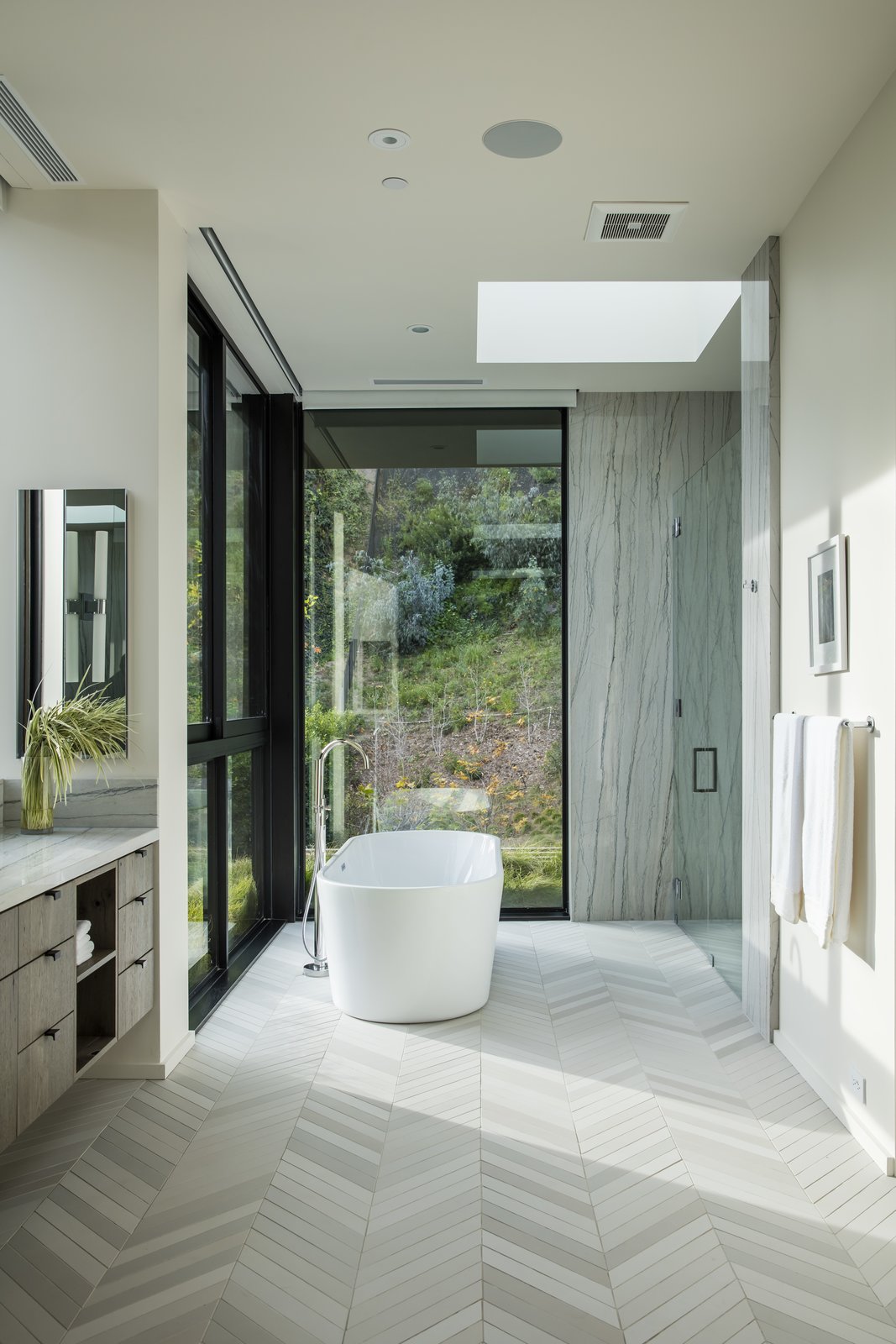 Photo 10 of 13 in Live Large in This Marmol Radziner–Designed Home That ...