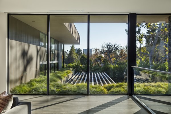 Photo 11 Of 13 In Live Large In This Marmol Radziner Designed Home