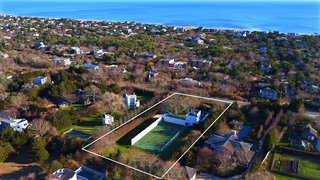 The home is located in the town of Amagansett, New York, only a quarter-mile from the ocean. 
