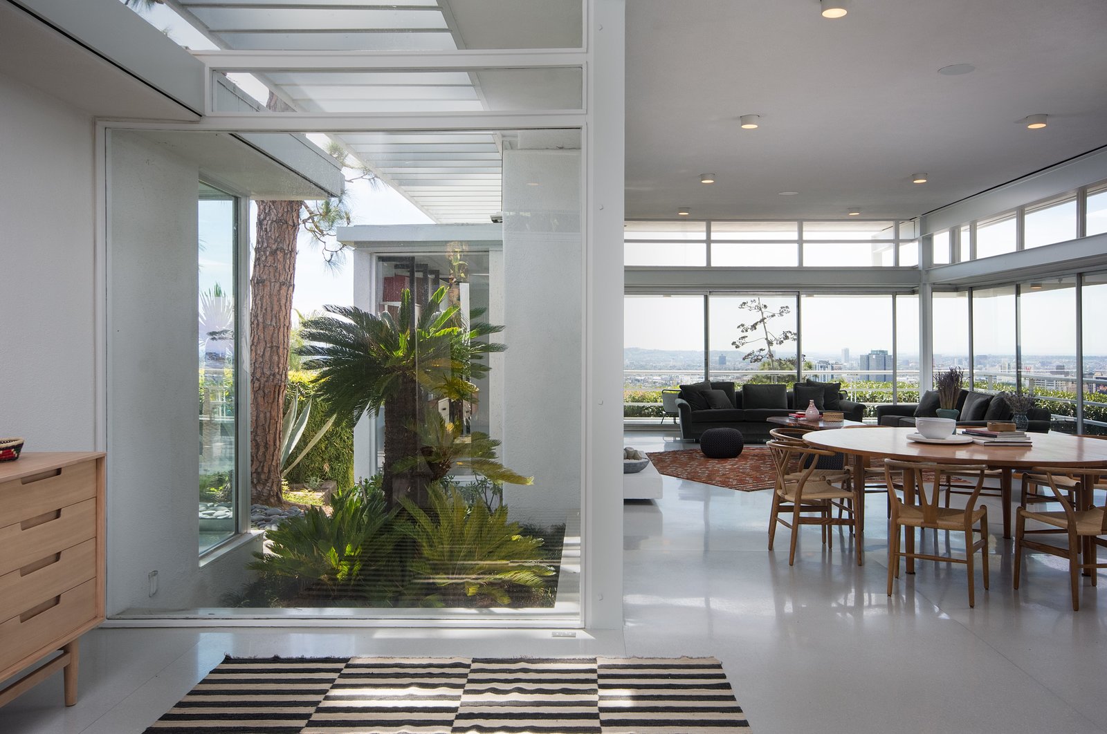 Ample glazing provides a strong sense of indoor/outdoor living.