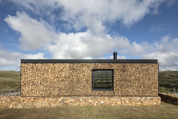 Local materials were used for onsite works such as cut timber trunks for the rear wall and locally sourced stone for the platforms.