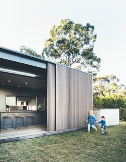 The sliding hardwood screens provide protection from the hot morning sun, while still maintaining gorgeous ocean views. During the winter, the family can open the screens to let in the warm sun. Yet in the summer, they can close them for shade, and the timber battens will still allow cool breezes to be filtered through.