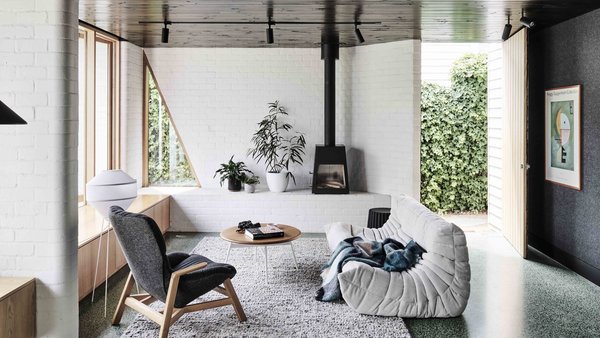 The architects were looking to create a space that would reflect the client’s eclectic and playful sensibility and to establish a connection between the new living spaces and the garden beyond.