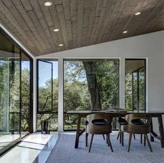 Designed to comfortably accommodate three to five employees, the 1,000-square-foot home office that Matt Fajkus Architecture has recently built beautifully complements an existing midcentury abode in Austin, Texas.