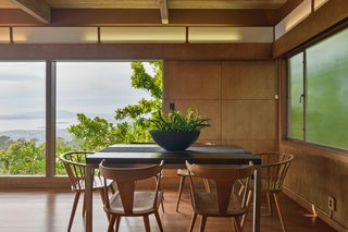 The dining nook also benefits from the breathtaking surroundings. 