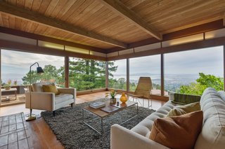 The open living room features expansive glazing with spectacular wraparound views. 