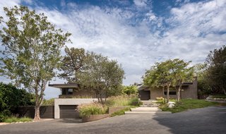 LDA	and	Graham	Architecture's approach to Woods Cove Retreat was to honor	the	character	of the original structure	while	focusing on maintaining privacy	and	functionality	for	this	busy	family of	four.