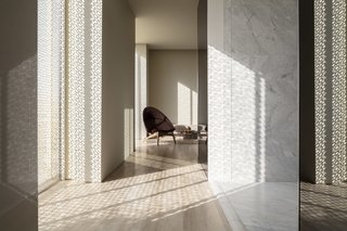 Throughout the hotel, patterned screens known as Masharabiya complement contemporary motifs and patterns—Pawson’s homage to traditional Middle Eastern architecture. 