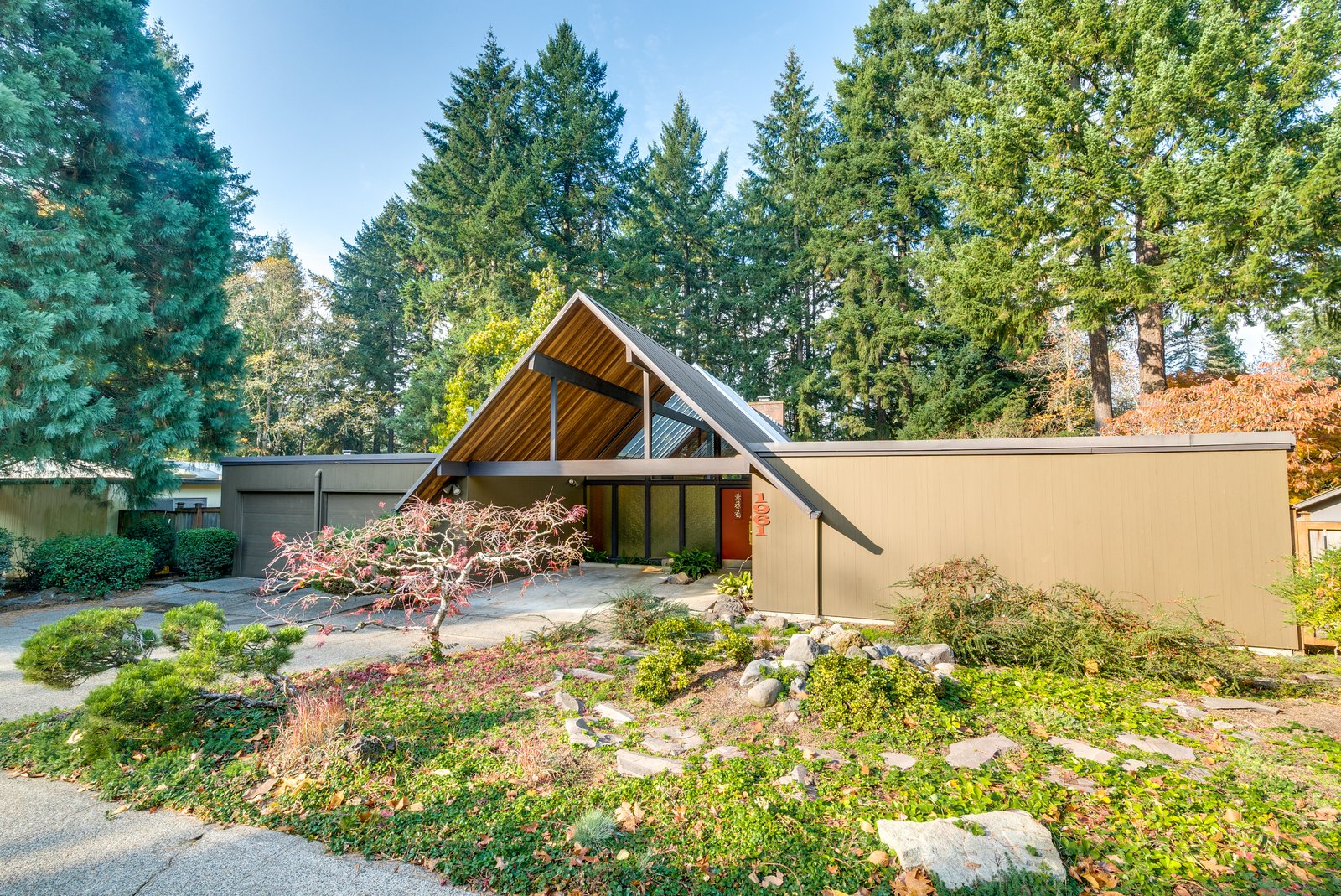 Photo 1 of 15 in A Midcentury Rummer Home Near Portland Hits the Market ...