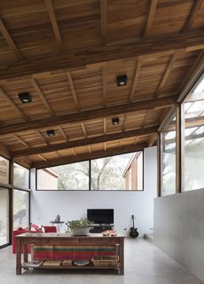 The luminous entrance opens into a bright and lofty living space. 