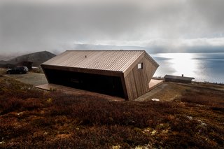 A mix of black and natural pine, the cabin is perfectly integrated into its surroundings. 