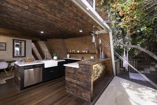 The retractable wall brings light and air into the kitchen.