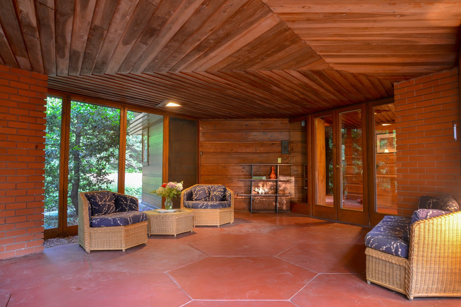 Photo 4 of 13 in A Handsome, Hexagonal Home by Frank Lloyd Wright Wants