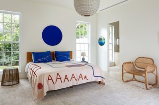 Bedroom, Pendant Lighting, Night Stands, Chair, and Bed This artful bedding exemplifies the free-form shapes motif that’s popping up on everything from bathmats to wallpaper.