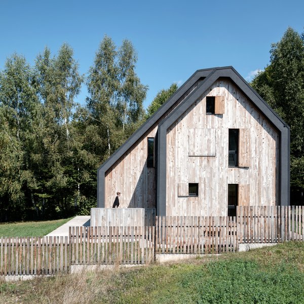 The home’s wood-paneled exterior is outlined in black to make it stand out against the changing colors of the seasons. 