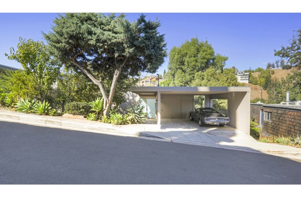 Set on a hillside and surrounded by greenery, 3877 Latrobe Street was built in 1964 as part of The Cliffs, a modernist development in the Montecito Heights neighborhood of Los Angeles. 