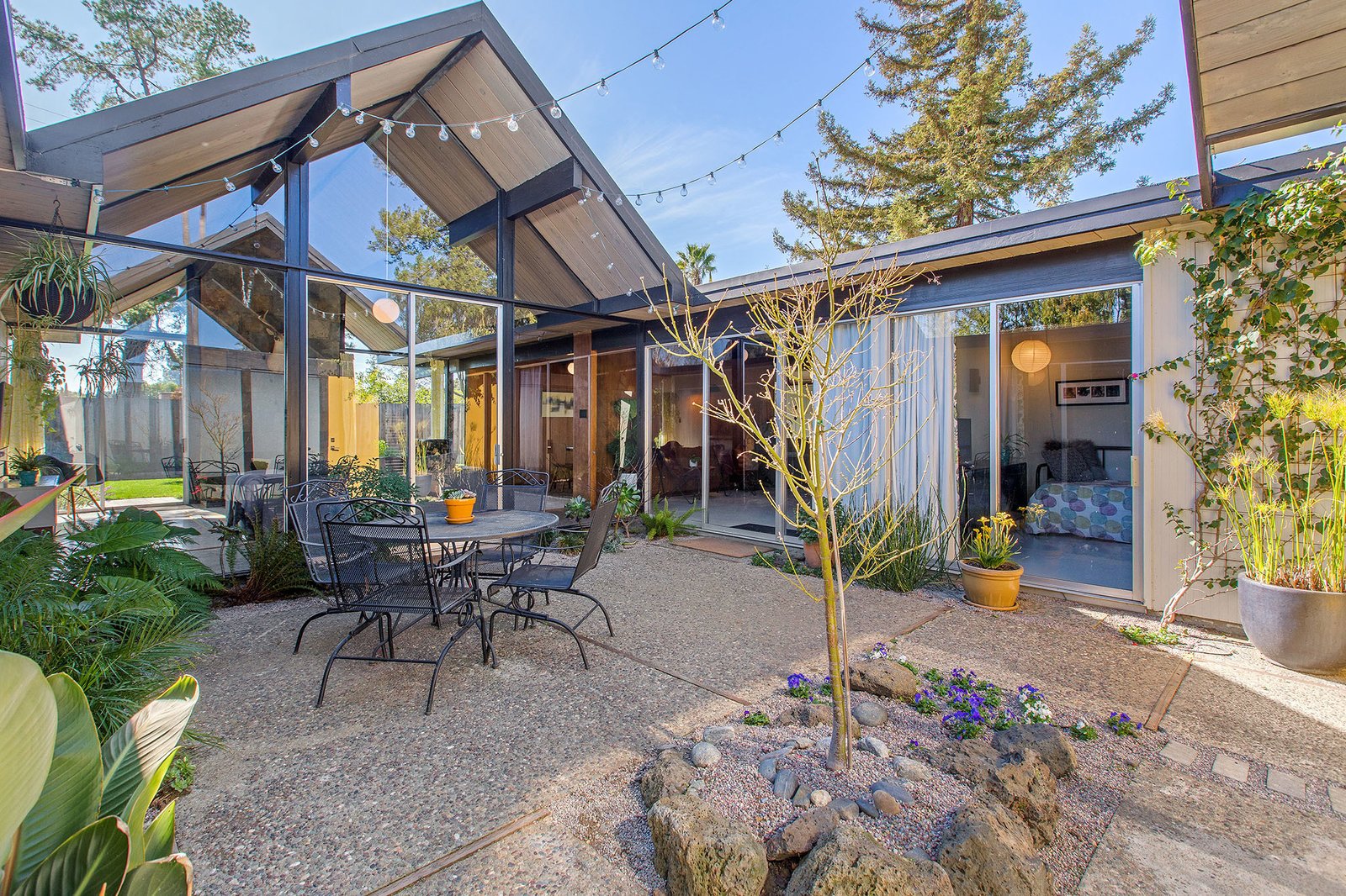 Photo 3 of 17 in A DoubleA, Bay Area Eichler Just Listed for 900K Dwell