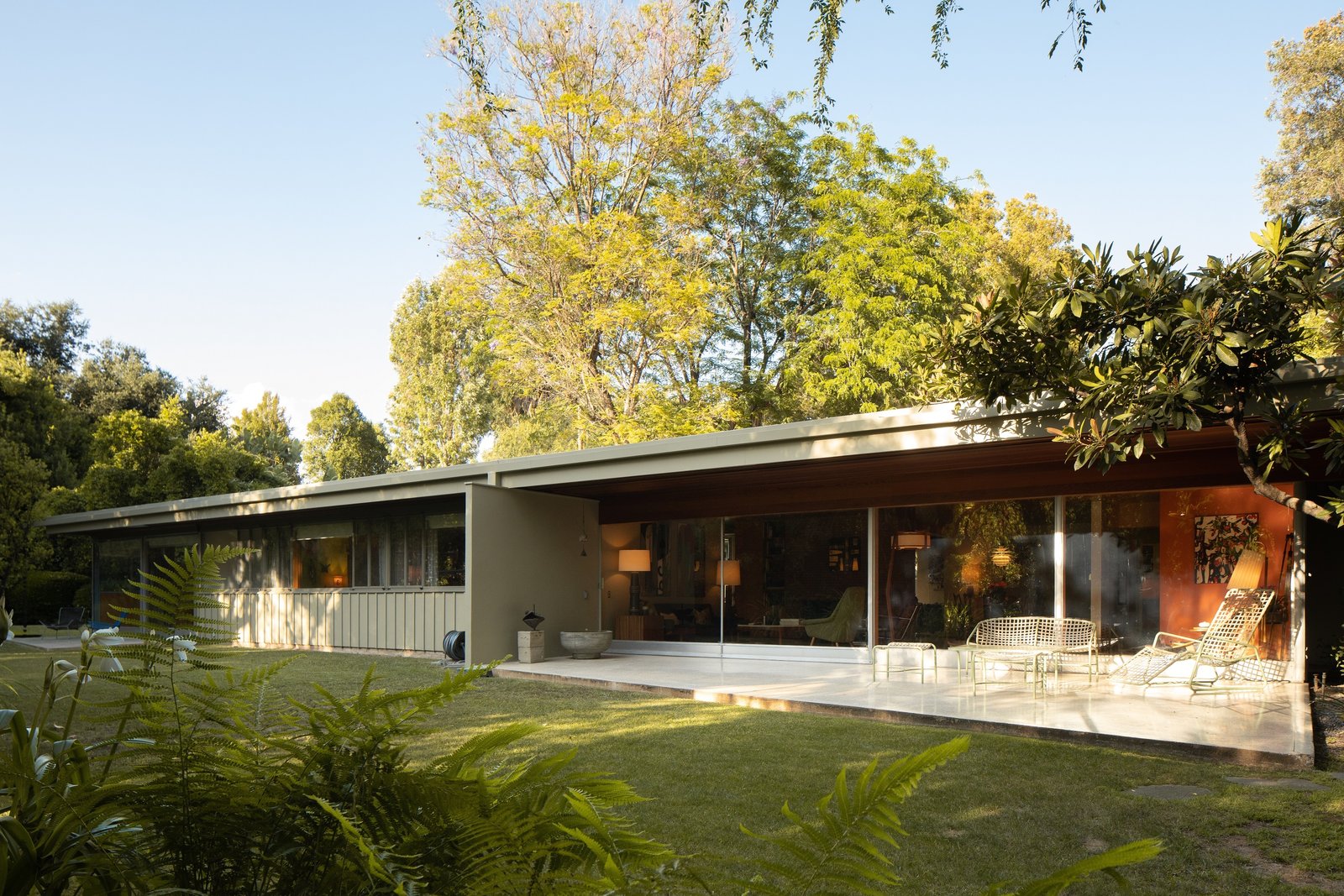 Photo 13 of 16 in Richard Neutra’s Impeccably Updated Wilkins House in