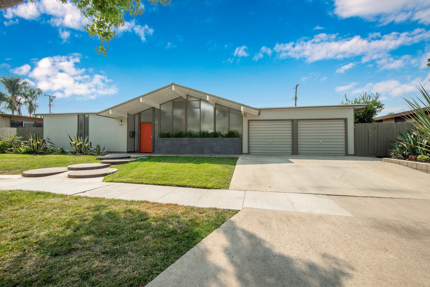 Photo 2 of 21 in An EyeCatching Eichler Home in Southern California