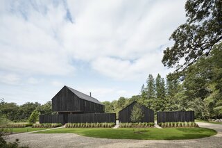 The bold yet minimalist residence sits lightly on the land and engages with the surrounding scenery.