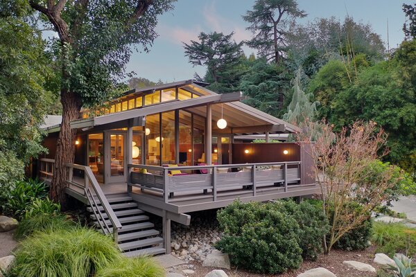 A quintessential example of Buff, Straub & Hensman’s post-and-beam style, the Thompson Moseley House also happens to be totally in sync with what homebuyers are looking for in 2021. 