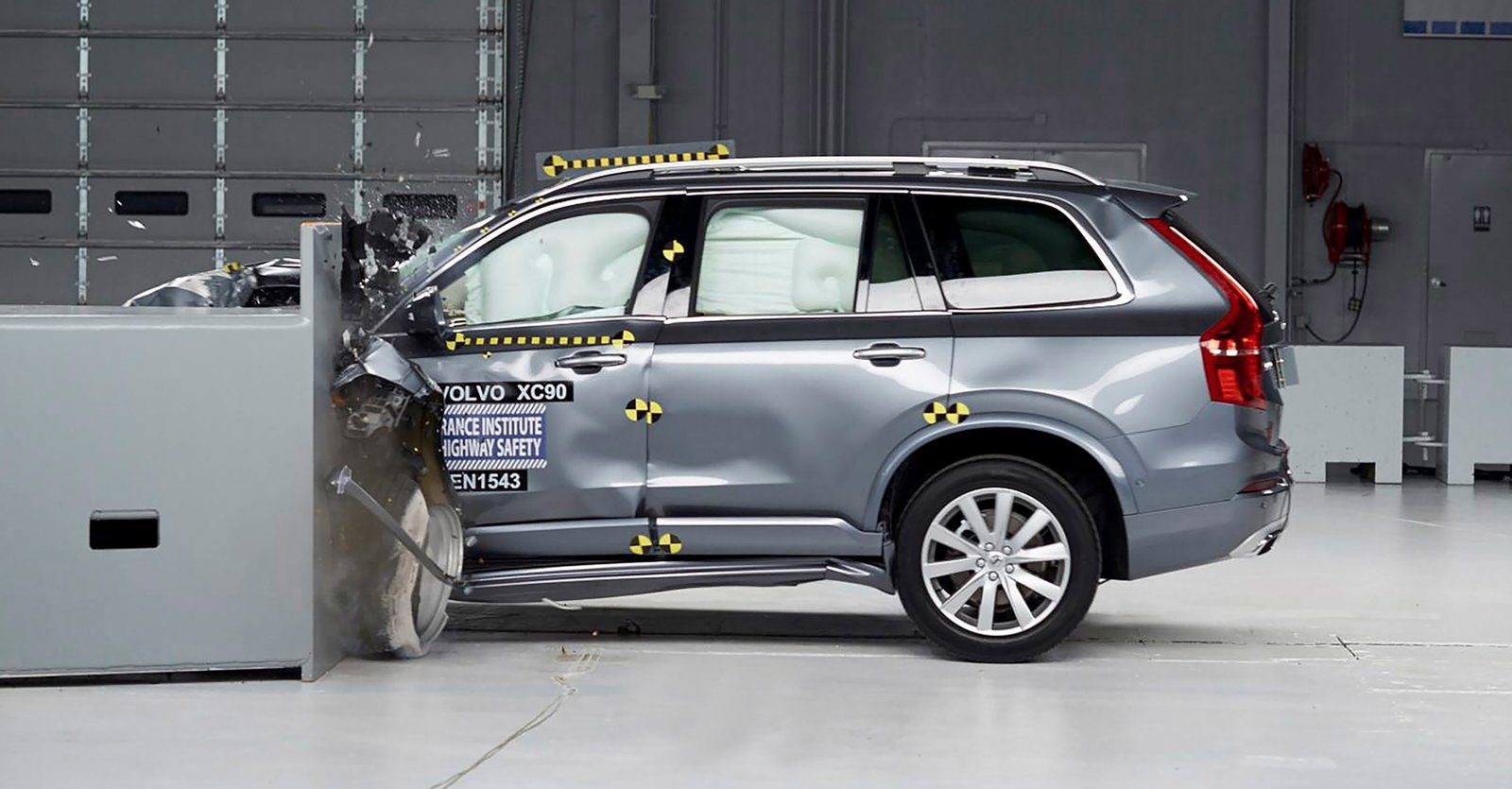 Volvo xc90 euroncap. Удаление краш вольво. Краш тест вольво с 90. Volvo xc90 краш тест. Volvo xc90 краш тест.