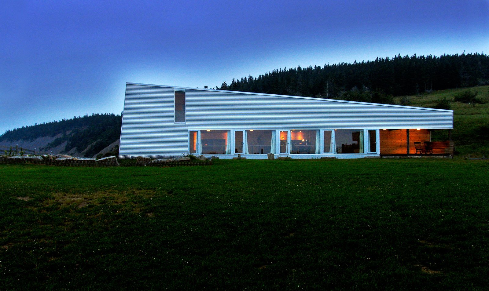 Situated on a cliff, the studio blocks the northern wind that blows over the sea.