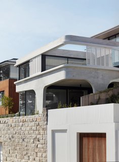 Named Tama's Tee House, 'Tama' is short for Tamarama—the Sydney beach suburb where the home is located.
