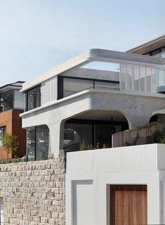 Named Tama's Tee House, 'Tama' is short for Tamarama—the Sydney beach suburb where the home is located.

