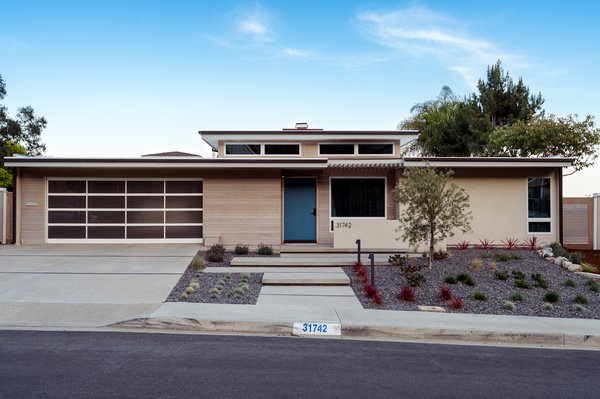 coastal midcentury modern // entry + drought-tolerant landscaping