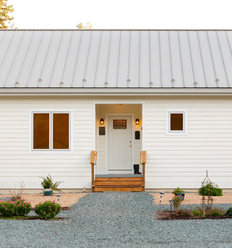 Prefabricated net-zero home by Deltec Homes #deltechomes #prefab #netzero #entrance