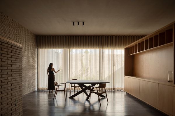 Simple materials—including thin brick, cast concrete, and oak—allow craftsmanship and natural light to take center stage. 