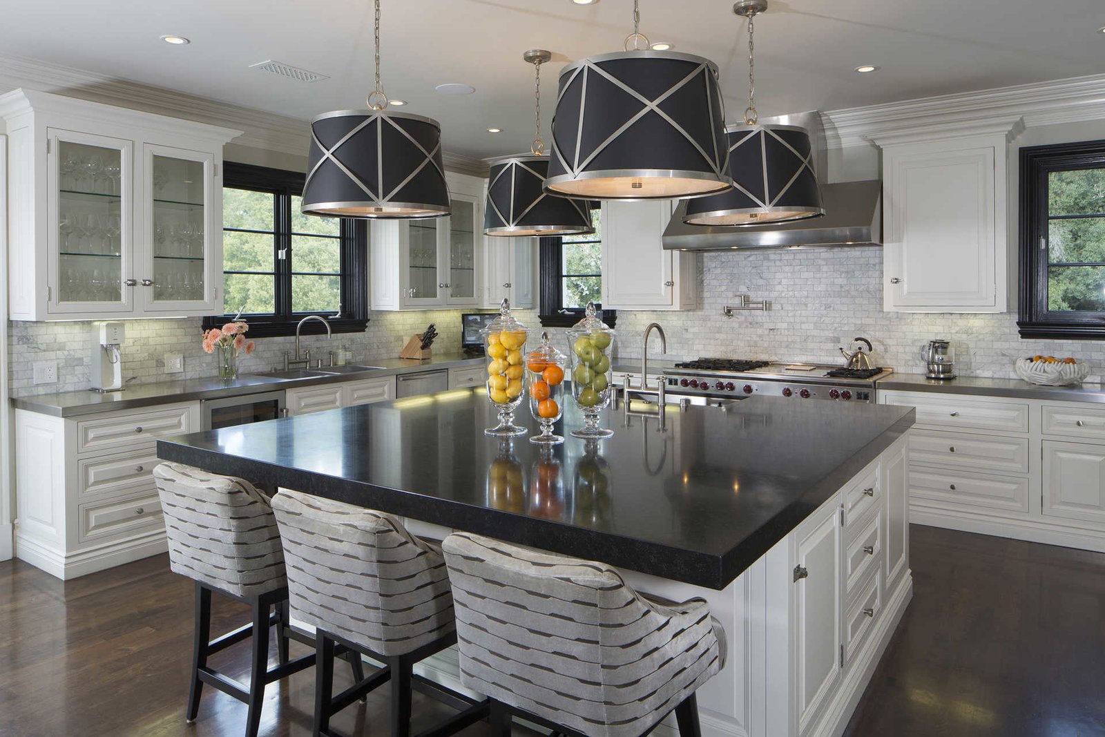 Photo 4 of 10 in Old Hollywood Glamour With Modern Appeal in Bel Air by ...
