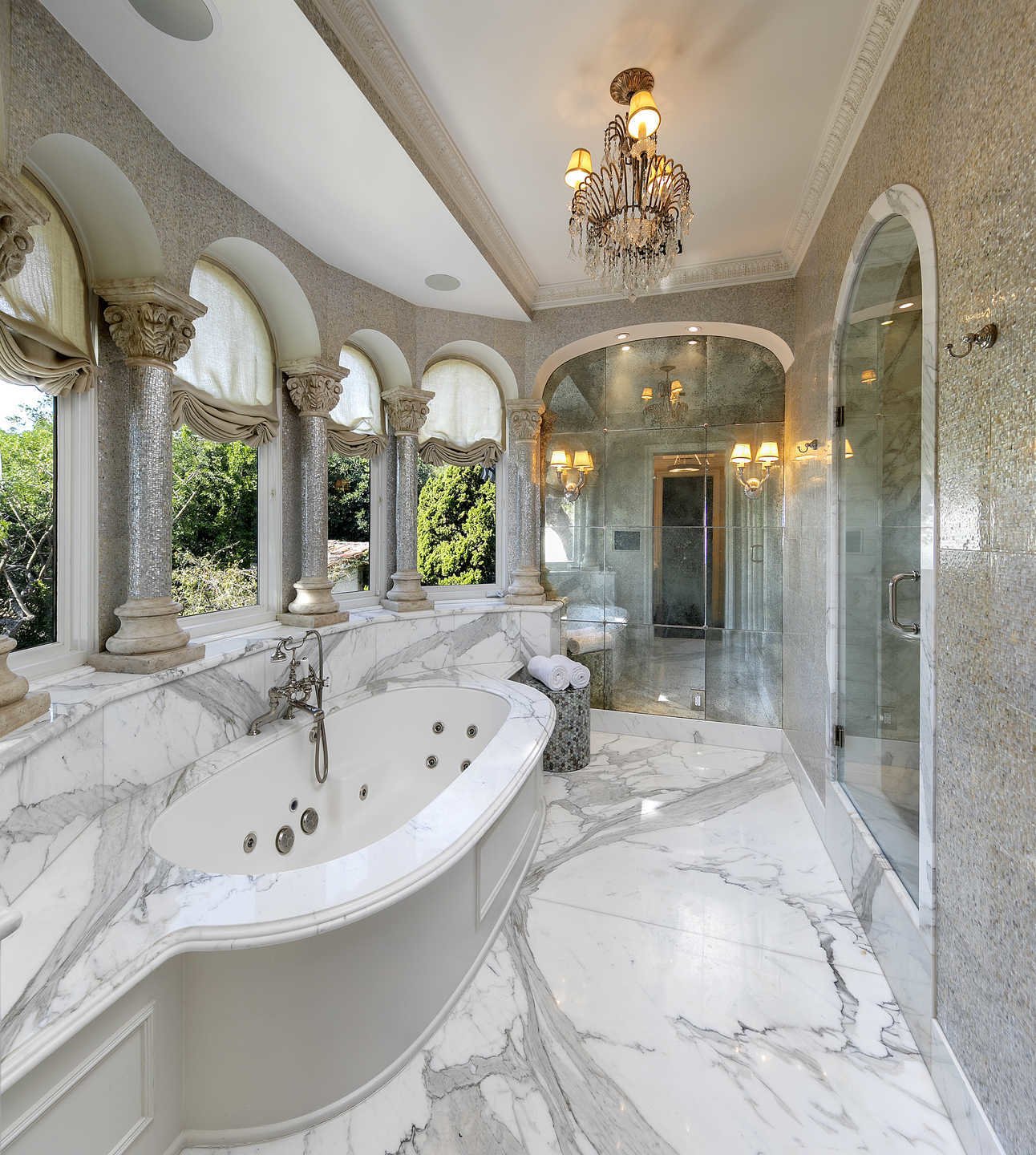 Boca Del Rio Villa - The master bathroom suite at Boca Del Rio welcomes you  to a stay of luxury 🧖🏼\u200d♀️🍃 Book our 10bdrm mansion now at the 🔗 in our  bio. | Facebook, image size:1292x1440