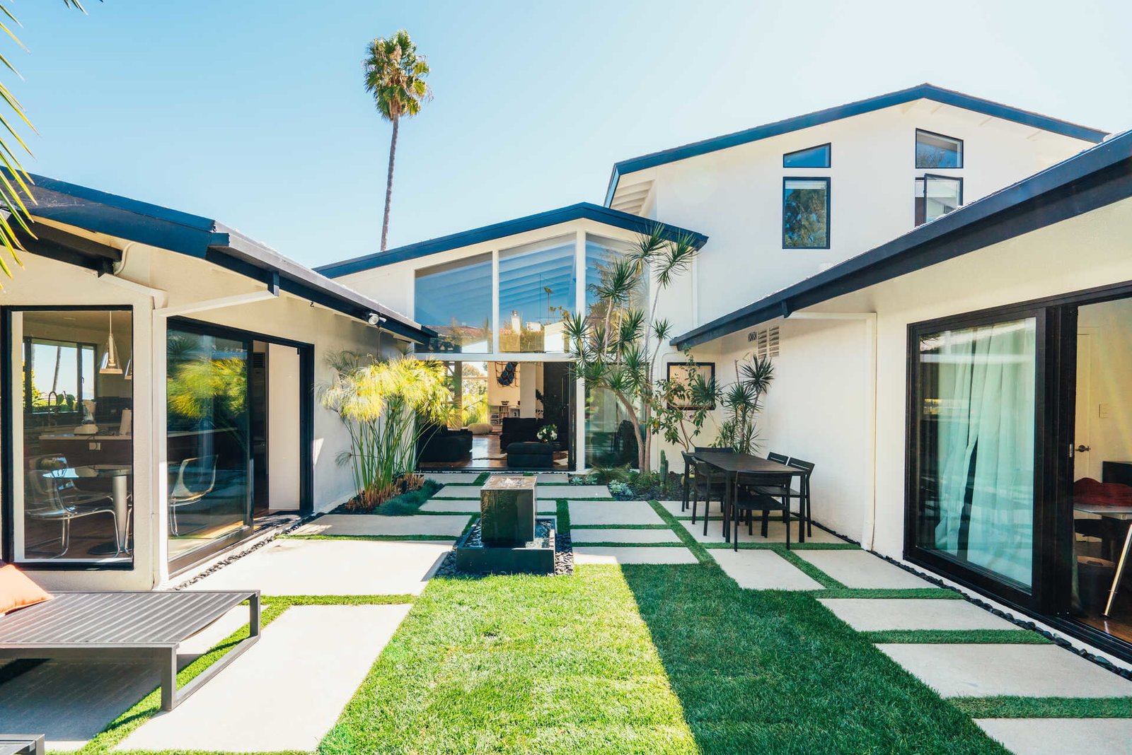 A MidCentury Retreat Impresses in Mandeville Canyon (5 Photos) Dwell