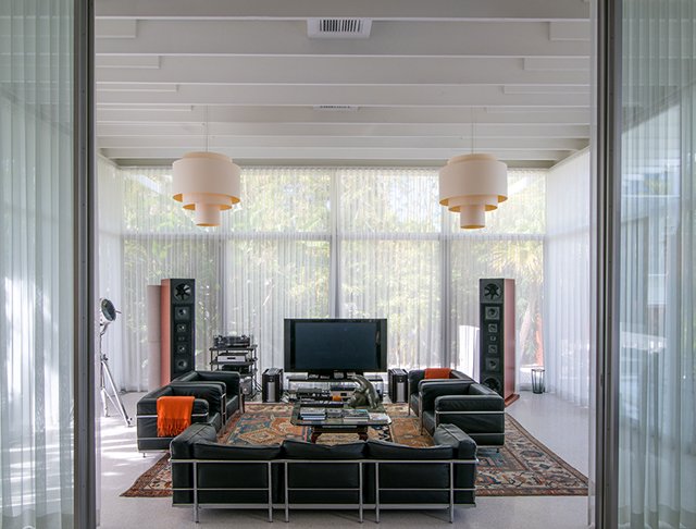 Paul Rudolph completed the Martin R. and Lillian Harkavy House in 1957, its facade surrounded in columns that culminate in concrete spheres. In 2006, the Sarasota beach home incorporated a vertical addition by architect John Quinn.