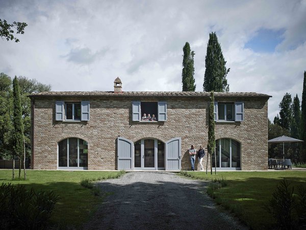 Behind this villa’s classic Tuscan facade lies a cool, monochromatic vacation home.
