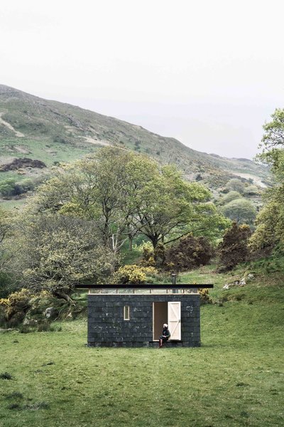 With a façade made of recycled slate tiles, reclaimed from nearby farms, this writer’s retreat on the edge of Snowdonia National Park in Mid Wales offers not only plenty of solitude, but also inspiration from the lush green valleys and windswept hills of the Welsh countryside.