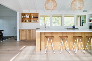 This remodeled and extended ranch house in Del Mar is a modern farmhouse-meets-beach shack. The 2,800-square-foot ranch house from the 1950s was renovated by San Francisco-based architect Nick Noyes, with interiors designed by Raili Clasen, founder of Newport Beach studio railiCAdesign. Sited on an oversized lot, the Southern California house has an intimately scaled exterior structure that follows a clean farmhouse aesthetic.