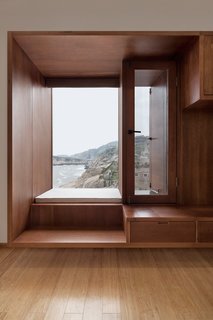 Windows are used to maximize space.