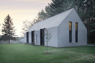 With invisible foundations, the house appears to hover above a grassy carpet.