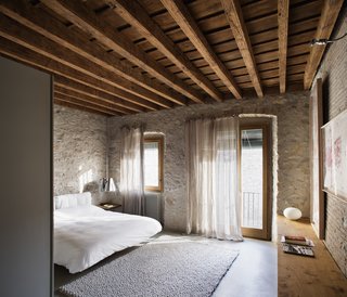 A dialogue between ancient and contemporary can be seen in the bedroom.