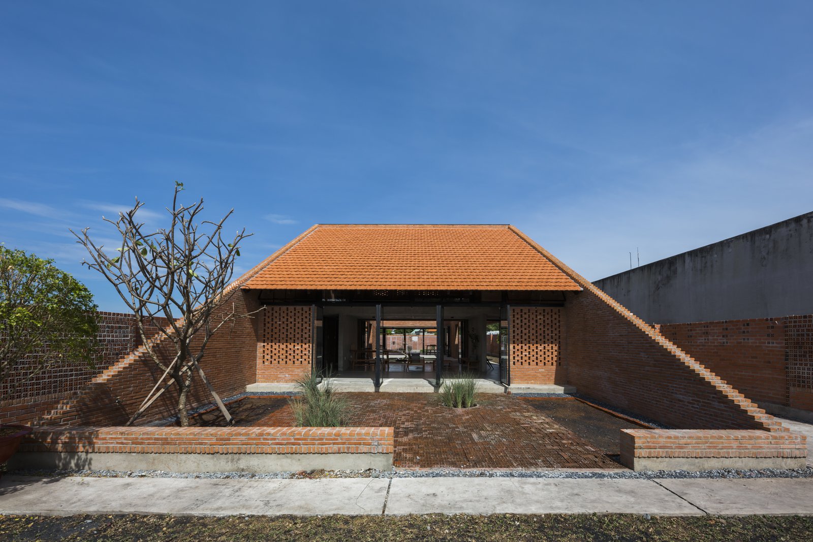 Photo 2 Of 15 In Light And Shadow Help Shape This Modern Brick House Vietnam Photo 2 Of 15 In Light And Shadow Help Shape This Modern Brick House Vietnam