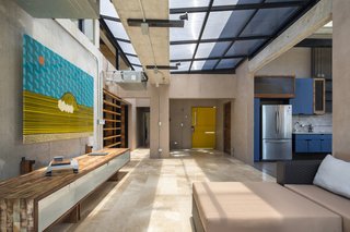 The semi-transparent roof brings much light into the living room.