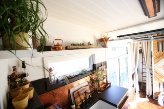 Storage has been integrated into almost every part of the house. For instance, the bathroom has a built-in walk-in closet. There is space under the master bed, which can be easily accessed via a hydraulic lift. More so, the dining set can slide underneath the kitchen, and contains two tables, three benches, four stools, and more than 100 cubic feet of storage.